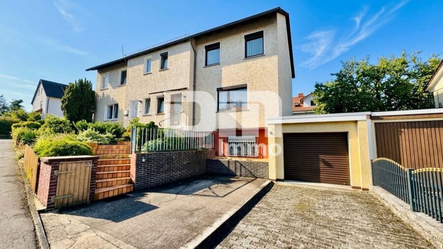Solide Doppelhaushälfte mit viel Potenzial, Wintergarten und schönem Garten in beliebter Lage - Frontanansicht / Garage